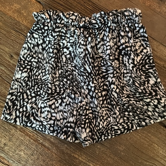 H&M Lightweight Shorts - Picture 2 of 5